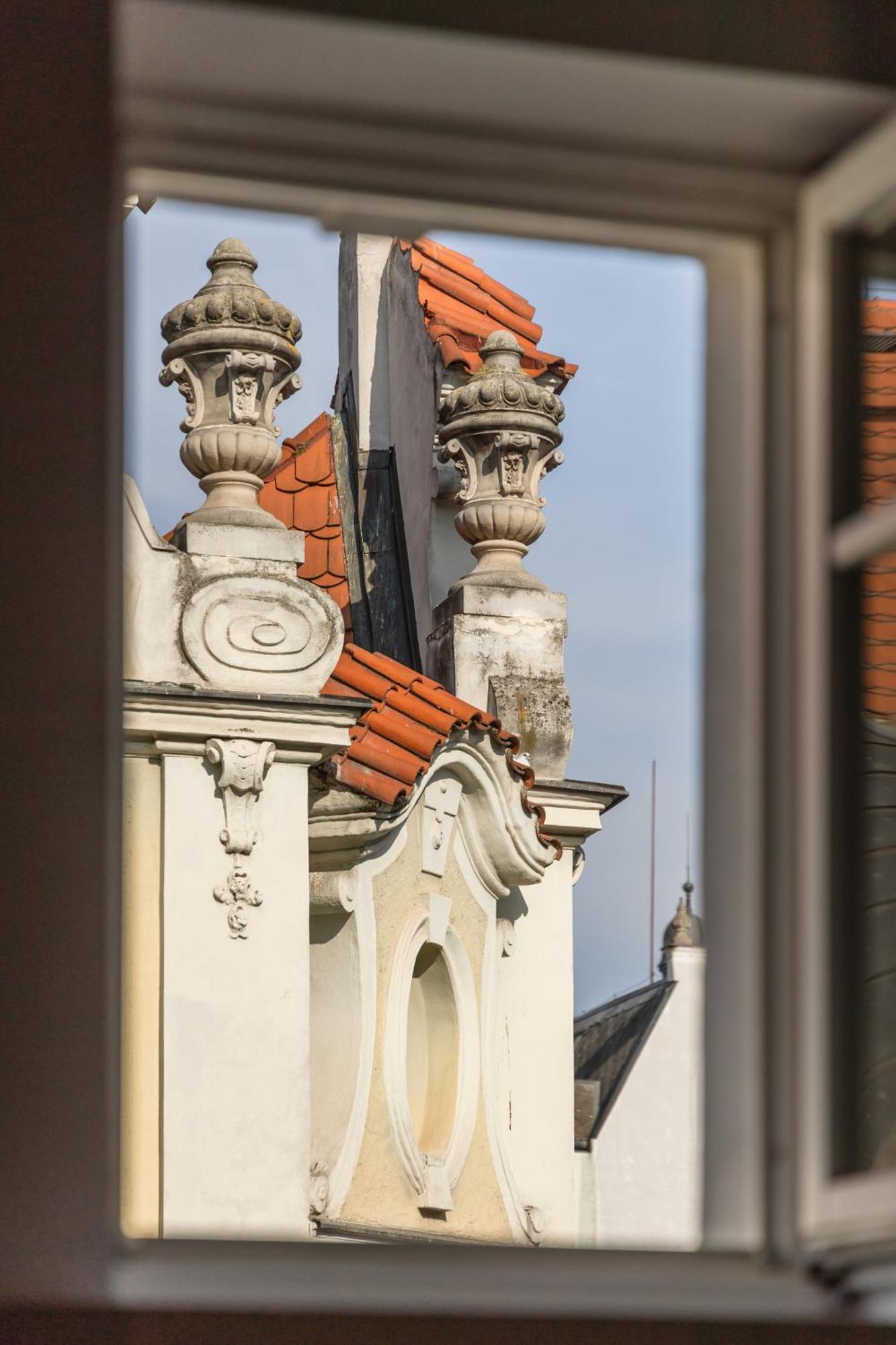 Decadent Art Deco Balcony In Old Town Apartament *