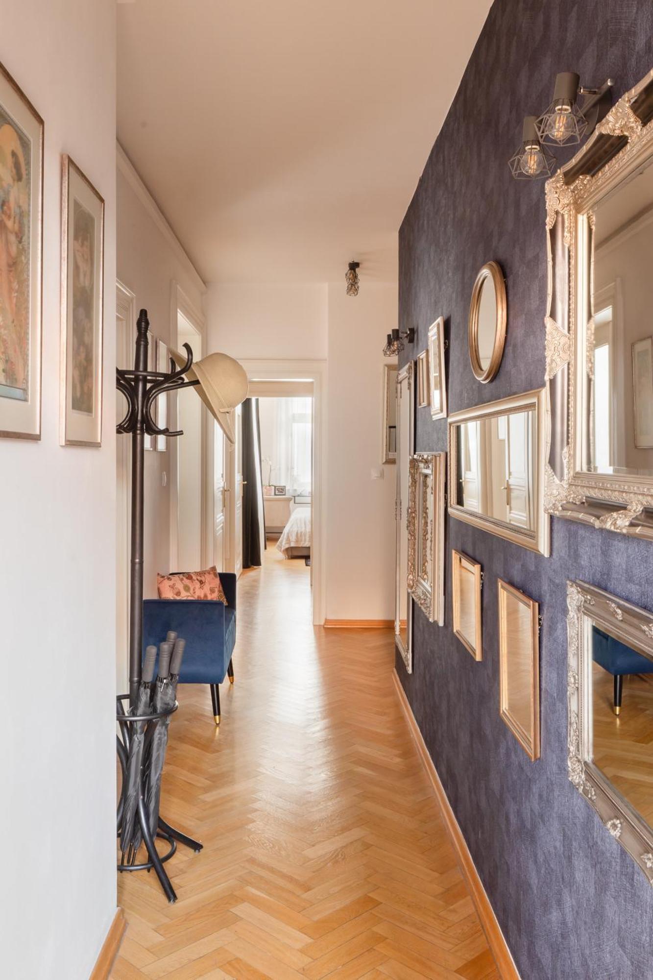 Decadent Art Deco Balcony In Old Town Apartament