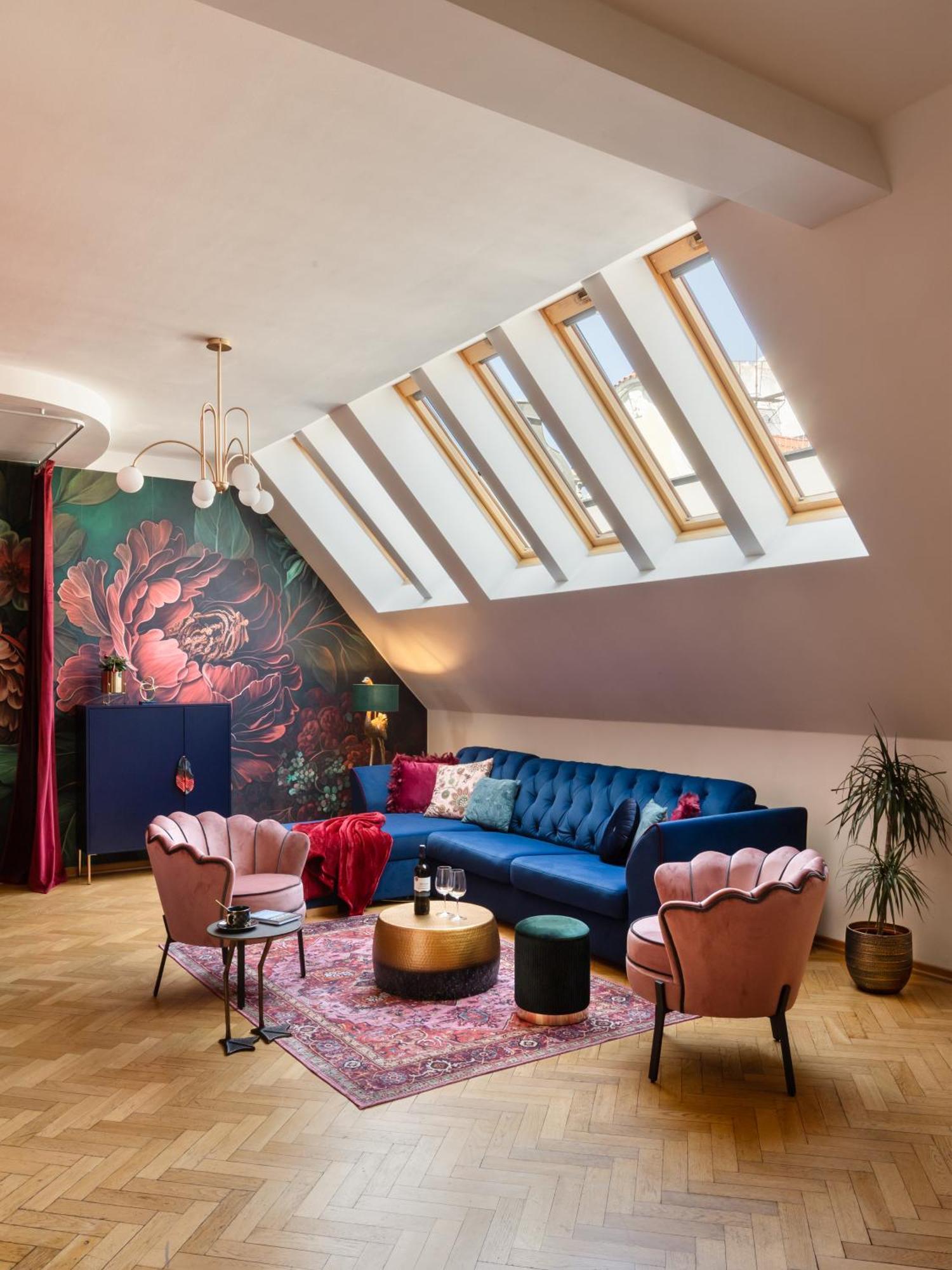 Decadent Art Deco Balcony In Old Town Apartament *