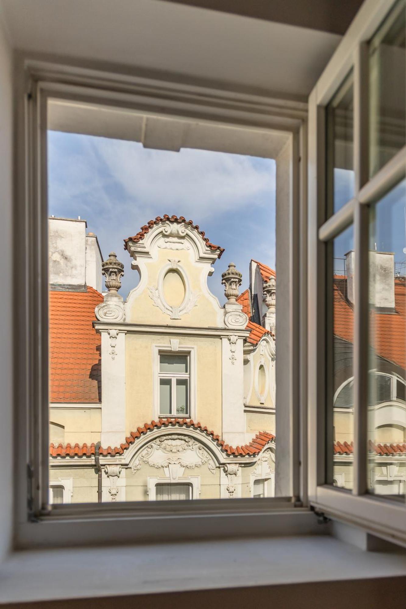 Decadent Art Deco Balcony In Old Town Apartament Praga
